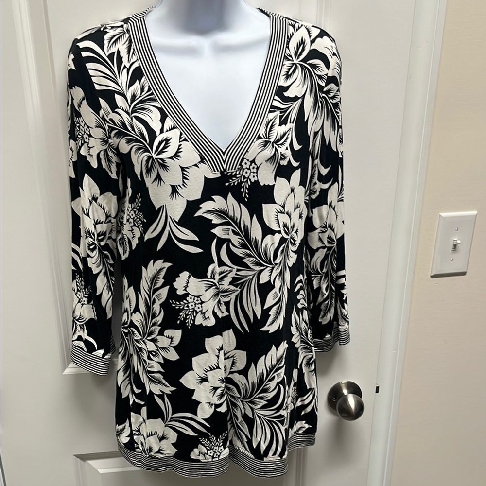 Tommy Bahama women’s Black and White Graphic Tunic Blouse floral Hawaiian SZ SP